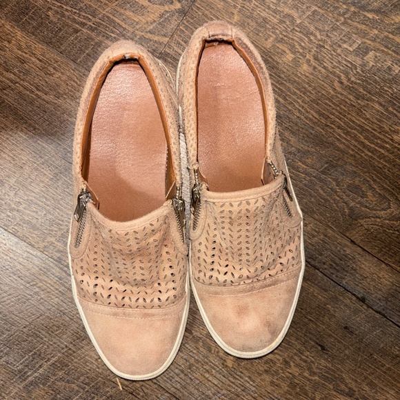 Women’s shoes suede with cutout designs (super cute) condition : fair (Preloved) - Picture 3 of 5